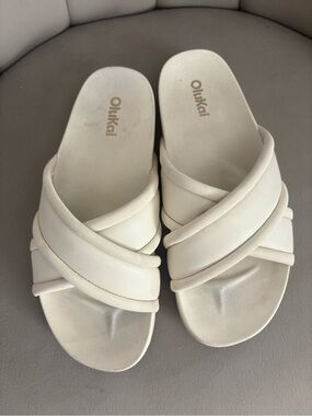 OluKai Women's Cream Crisscross Slide Sandals